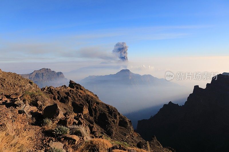 火山从La Palma喷发，Cumbre Vieja fumarole，从Roque de los Muchachos看。巨大的喷发柱驱逐10 /15/2021